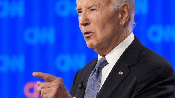 Atribuyen la voz ronca de Biden durante el debate a la gripe