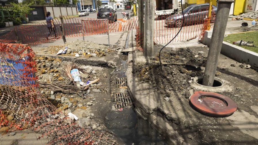 Alcaldía del DN trabaja en drenaje de las calles Amelia Francasci y Eugenio Deschamps