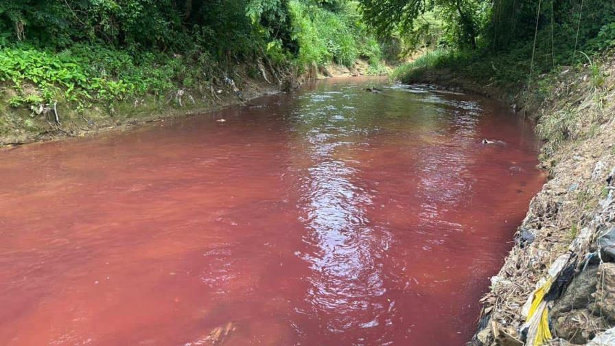 Denuncian contaminación de un río en Moca