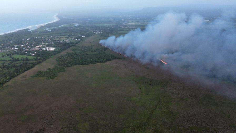 Se registra incendio forestal en Monumento Natural Lagunas de Cabarete y Goleta de Sosúa