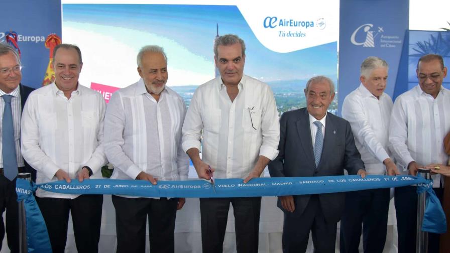 Air Europa inicia ruta que conecta a Santiago con Madrid