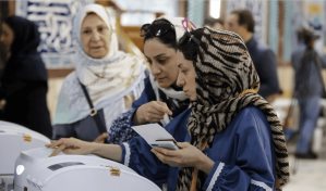 Los iraníes votan por un nuevo presidente entre cuatro candidatos autorizados por el régimen