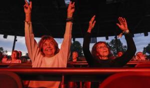 Mujeres regresan a Woodstock despu&eacute;s de 55 a&ntilde;os para revivir el festival que termin&oacute; en tragedia