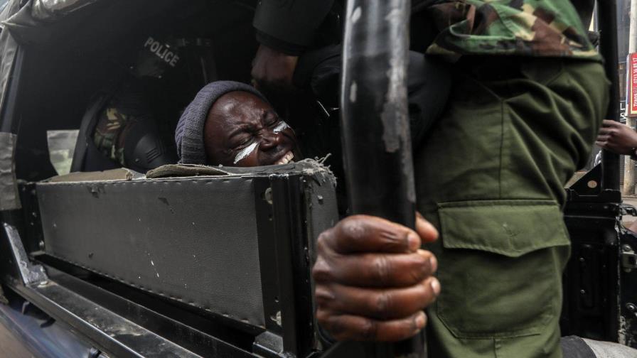 La policía choca con manifestantes en Kenia; el ejército patrulla las calles