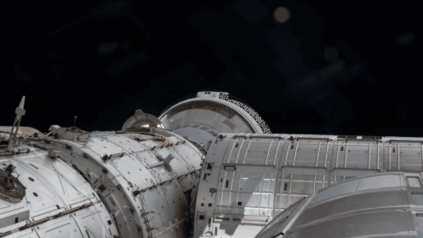 Astronautas en la EEI se refugian en sus cápsulas debido a la ruptura de un satélite