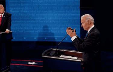 El debate desde dentro dos podios cronometro de luces y periodistas Diario Libre