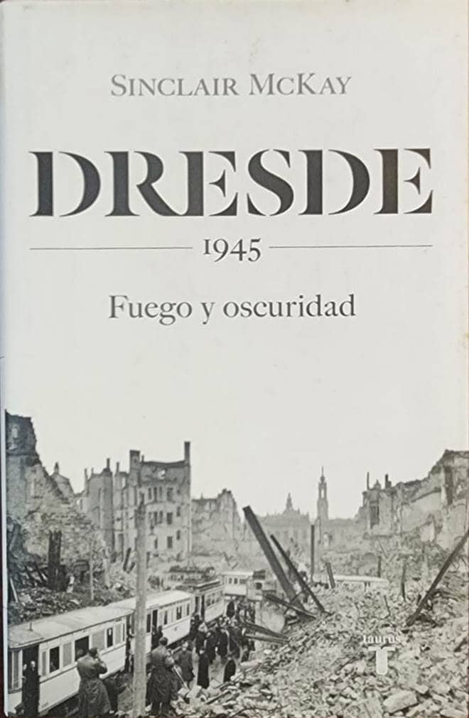 Sinclair McKay, Taurus, 2019, 415 págs.<br>El relato de uno de los bombardeos más famosos de la historia, contado a partir de las voces de quienes lo sufrieron. Últimos días de la Segunda  Guerra Mundial. 796 bombarderos, 25 mil personas muertas y una ciudad en ruinas.