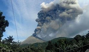 Volcán del este de Indonesia entra en erupción y deja extensa columna de ceniza