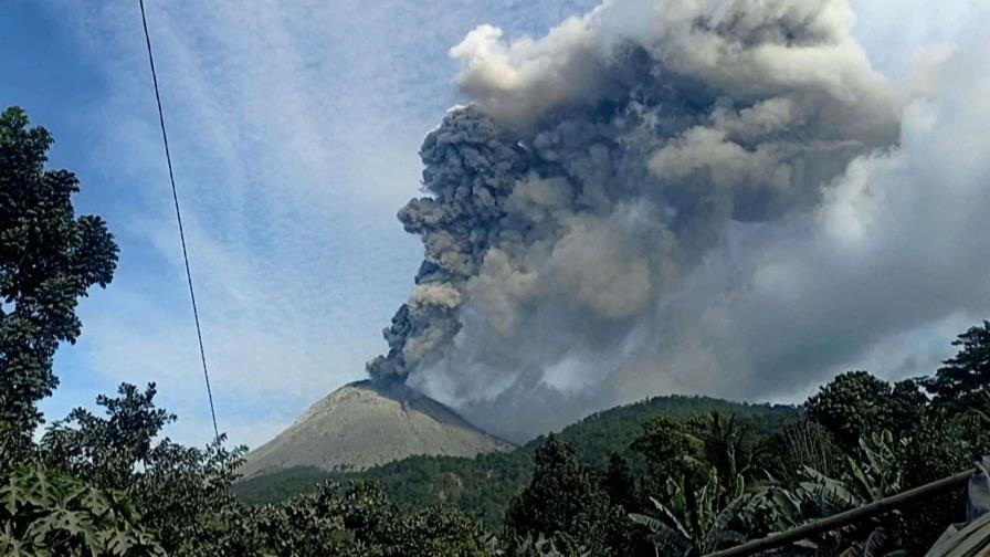 Volcán del este de Indonesia entra en erupción y deja extensa columna de ceniza