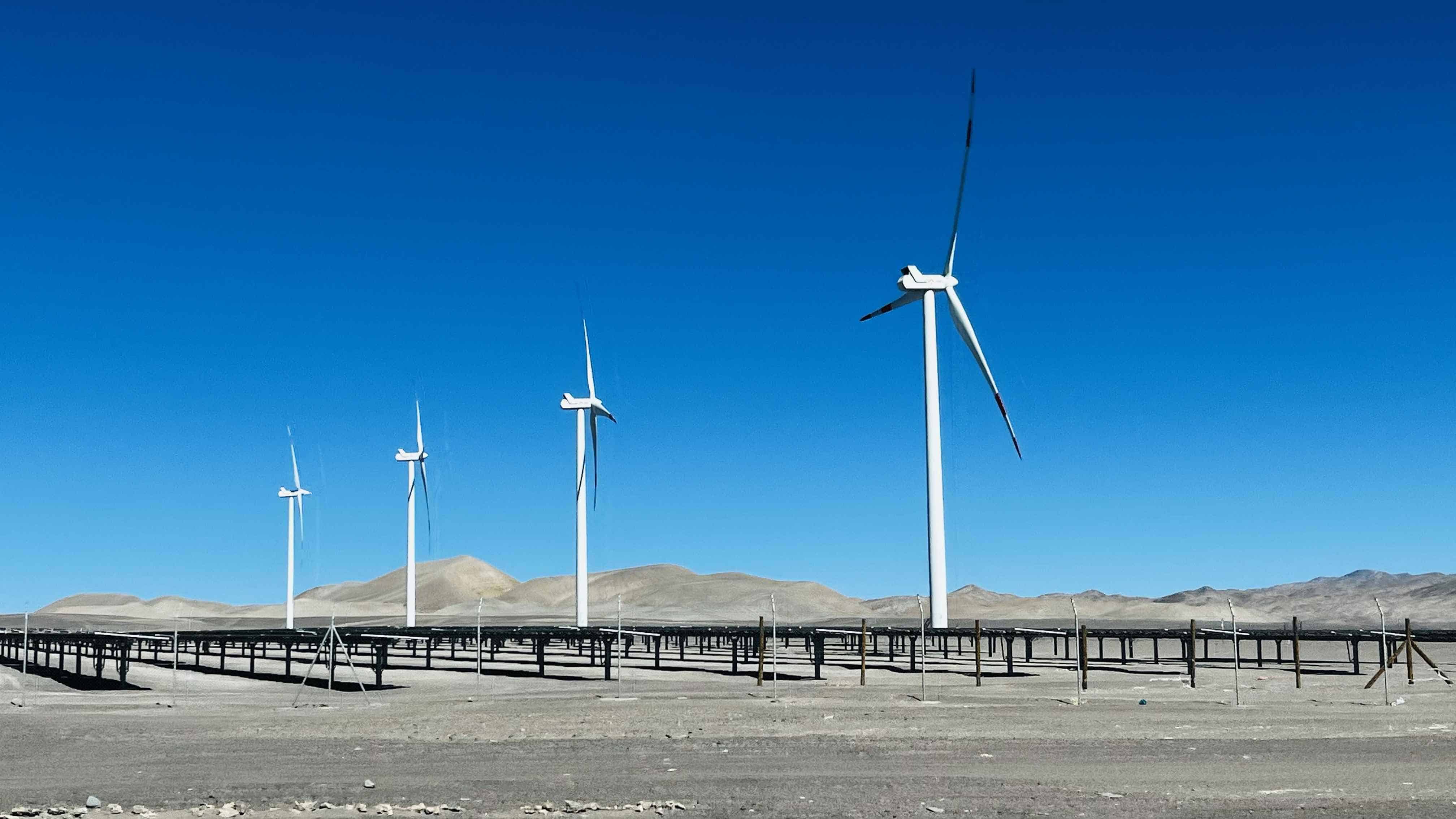 Un proyecto conjunto de energía eólica y fotovoltaica en el desierto de Atacama, Chile.