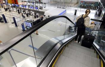 Massachusetts prohíbe que familias indigentes pasen la noche en aeropuerto internacional