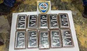 Detienen tres hombres durante el decomiso de 10 paquetes de droga en Villa Mella