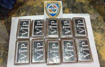 Detienen tres hombres durante el decomiso de 10 paquetes de droga en Villa Mella
