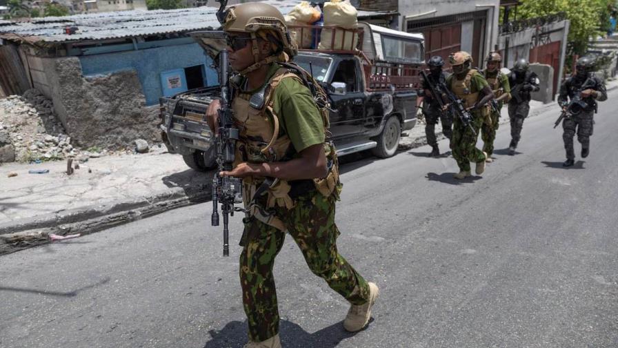 Policías kenianos comienzan a patrullar la capital de Haití