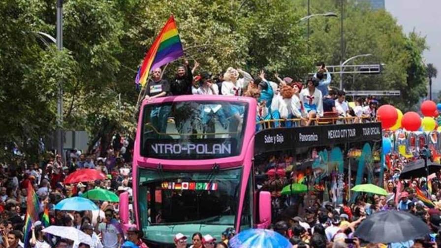 Miles pintan de arcoíris la Ciudad de México por marcha del Orgullo y exigen inclusión
