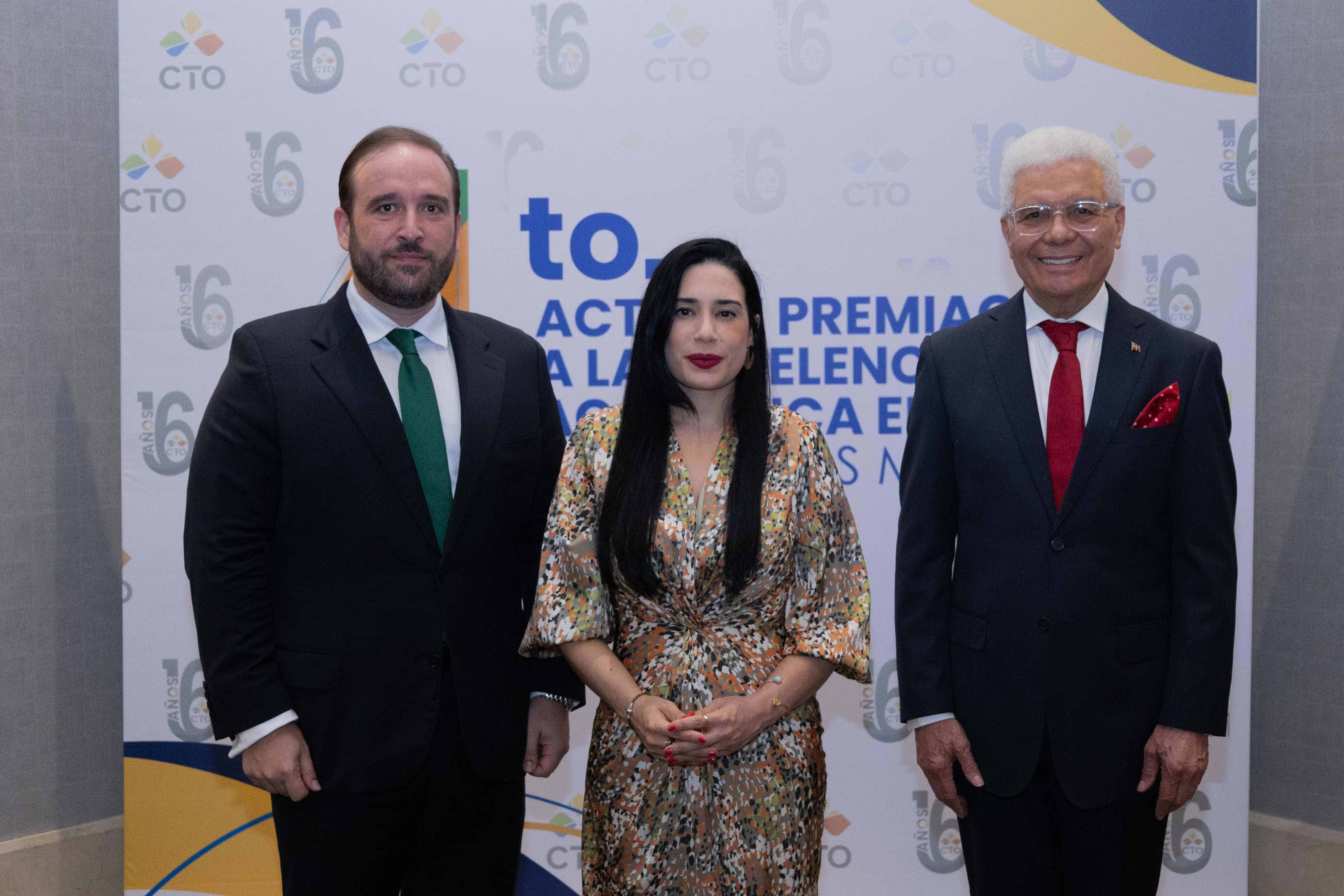 Raúl Díaz Vázquez, Aurelia Mayol y José Cancel.