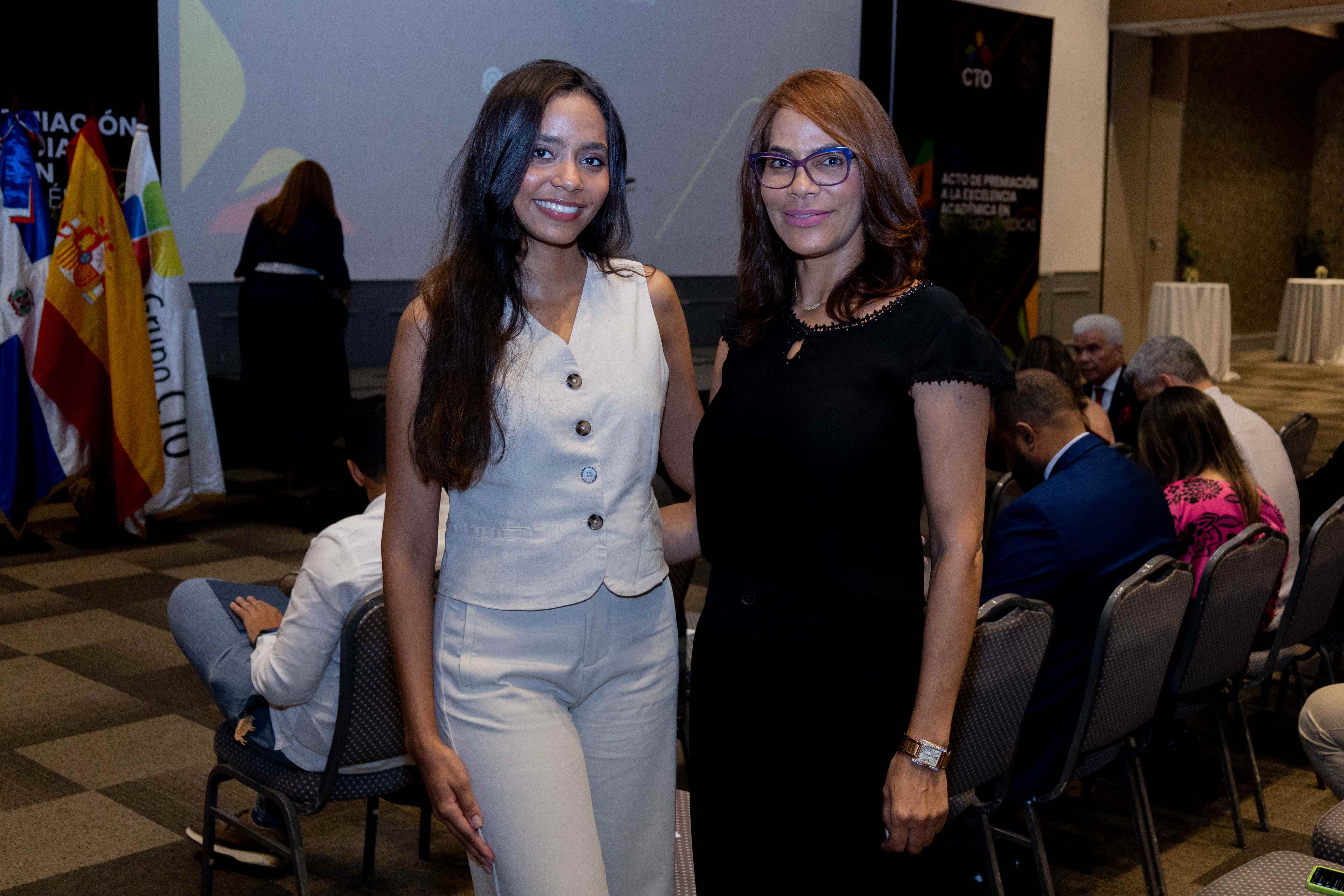 Aileen Arvelo y Leyda De Oleo.