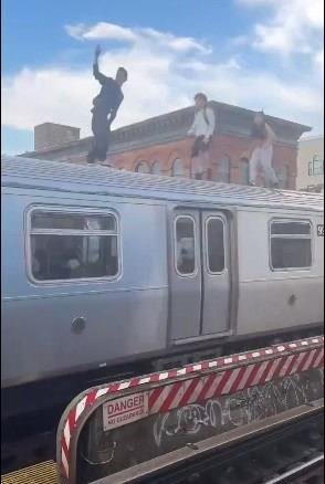 Captan a jóvenes practicando subway surfing en Queens