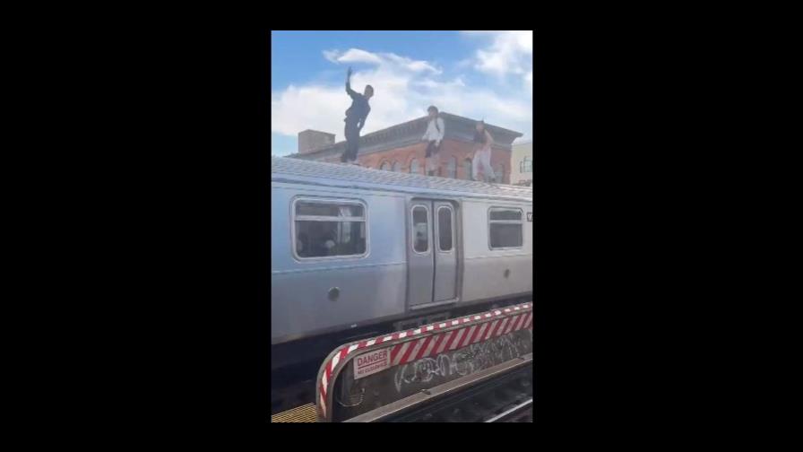 Captan a jóvenes practicando subway surfing en Queens