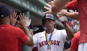 Con jonrón de 2 carreras de Devers, Medias Rojas vencen 4-1 a Padres y evitan la barrida