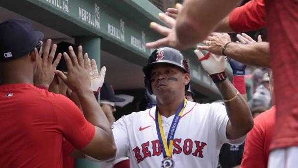 Con jonrón de 2 carreras de Devers, Medias Rojas vencen 4-1 a Padres y evitan la barrida