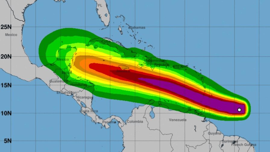 Beryl sube a huracán de categoría 4 extremadamente peligroso