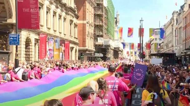 Fiestas y protestas marcan la culminación del mes del Orgullo LGBTQ+ en EE.UU.