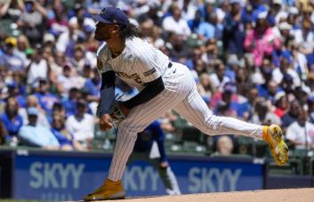 Freddy Peralta lanza siete entradas, poncha ocho y gana en victoria de Cerveceros sobre Cubs
