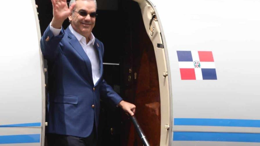 El presidente dominicano llega a Panamá para acudir a la toma de posesión de Mulino