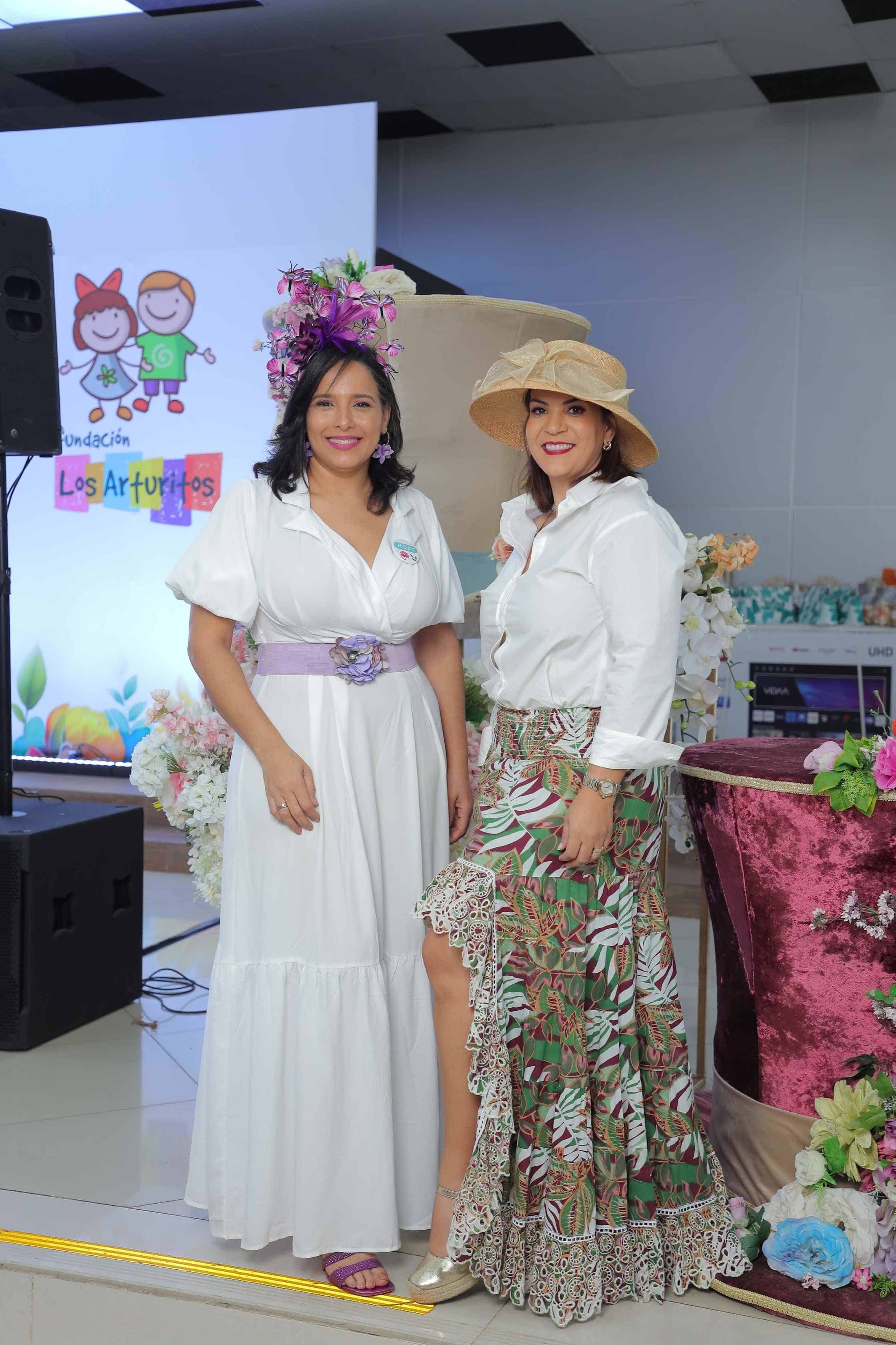 &nbsp;Elizabet Gutiérrez y Jennifer Betancourt.