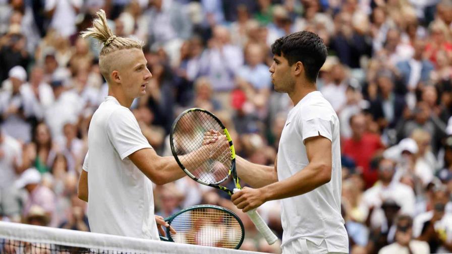 Alcaraz se desquita los nervios al vencer a Mark Lajal en su primer partido en Abierto de Wimbledon