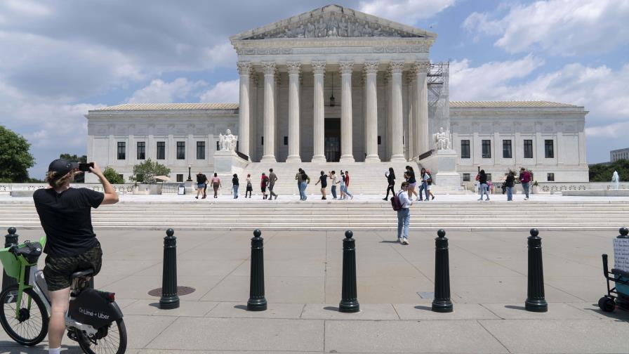 Corte Suprema de EE.UU. bloquea protecciones a estudiantes transgénero en decena de estados