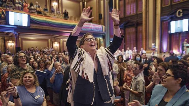 Tras 32 años de ser una voz progresista de los judíos LGBTQ, la rabina Sharon Kleinbaum se jubila