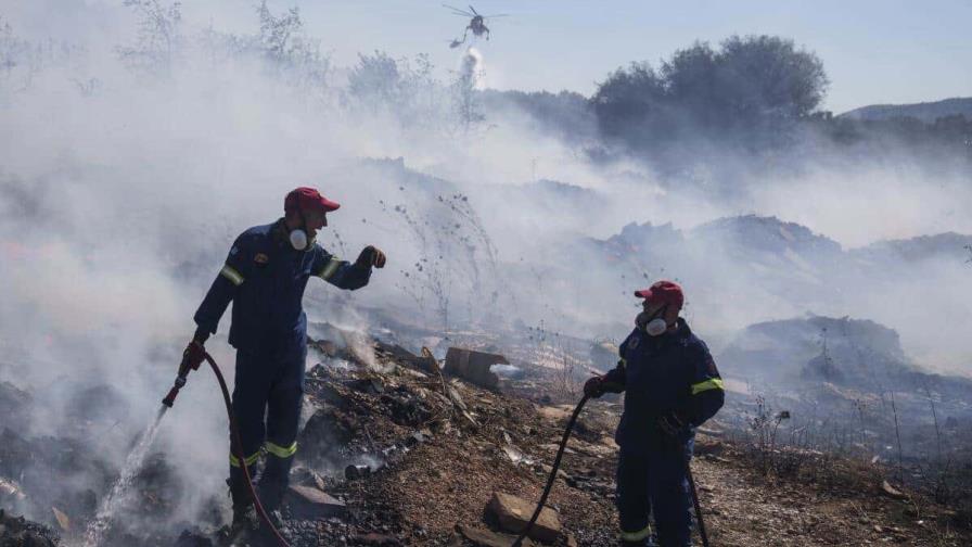 Los bomberos tienen bajo control los incendios forestales cerca de Atenas