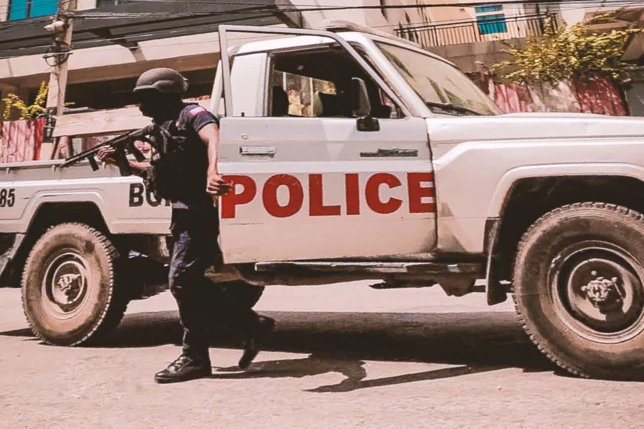 Policías en Haití recuperan sede del Ministerio de Interior.