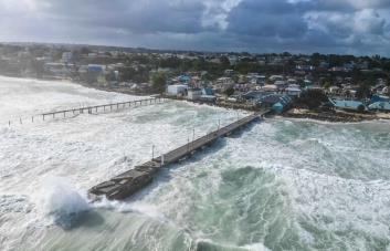 El devastador huracán Beryl destruye varias embarcaciones y carreteras en Barbados