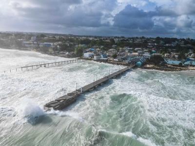 Huracán Beryl causa destrucciones en Barbados