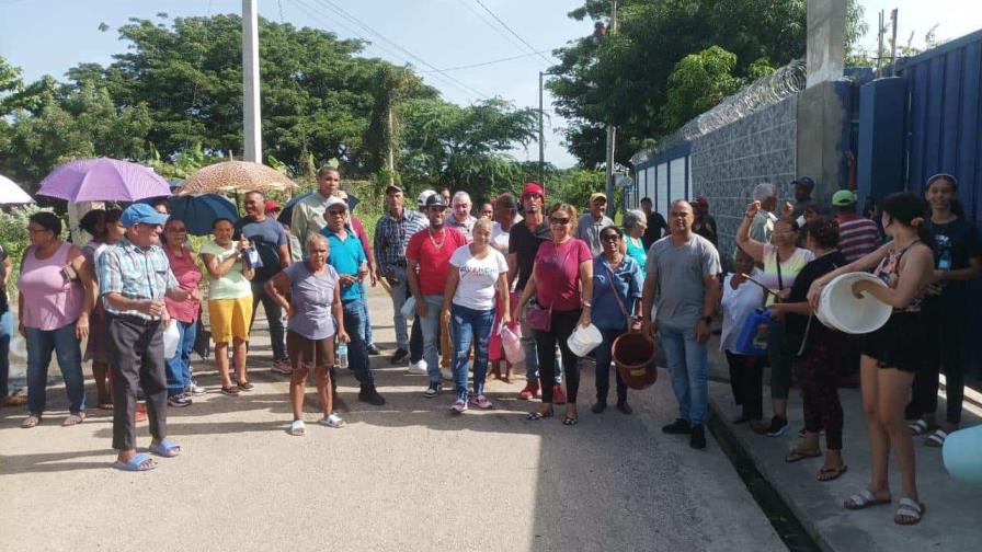 Protestan por deficiencia en el suministro de agua en sectores de un distrito municipal en Santiago