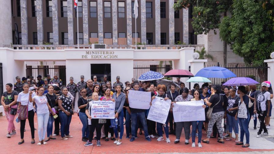 Maestros protestan en Minerd por presuntas irregularidades en resultados de concurso de Oposición