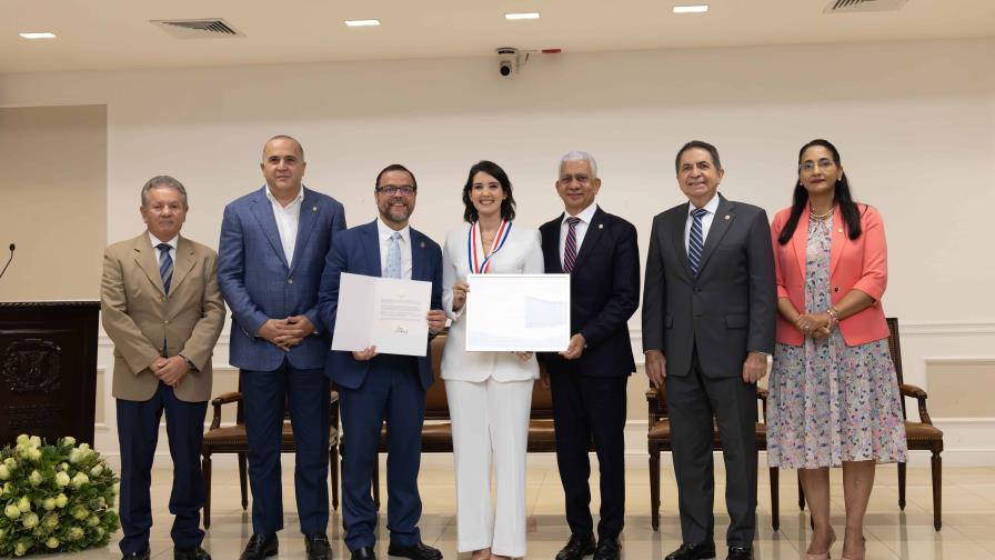 Jessica Hasbún recibe la medalla al Servicio Voluntario que otorga el presidente Joe Biden