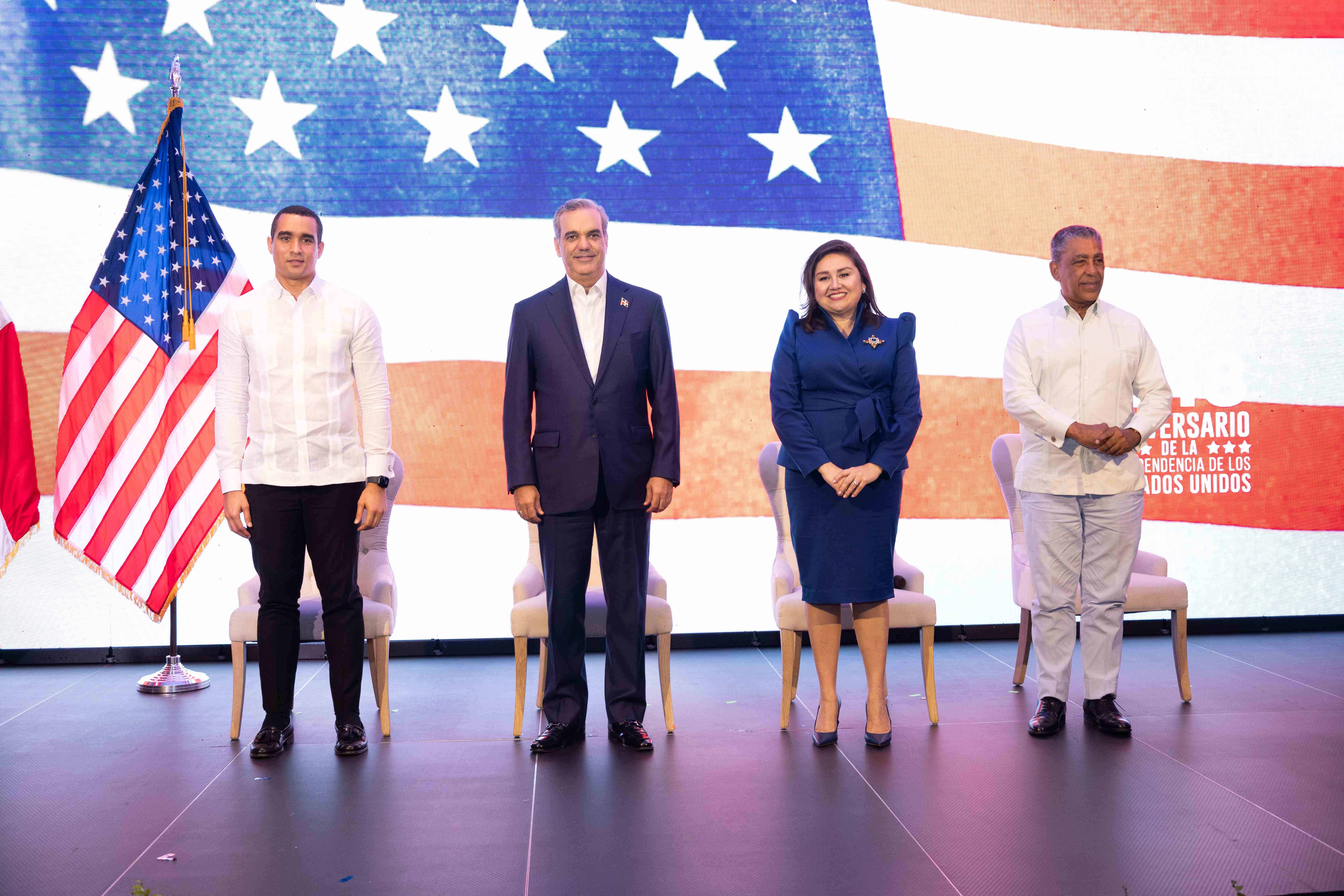 El viceministro de Exteriores, José Julio Gómez, el presidente Luis Abinader, la encargada de negocios de EE. UU., Patricia Aguilera y el congresista Adriano Espaillat.