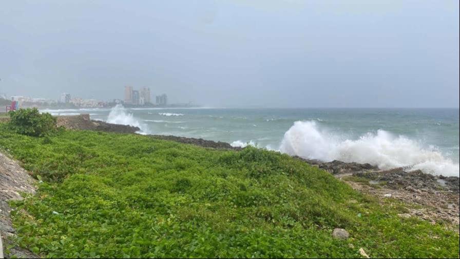 Huracán Beryl: Cierran tramos del Malecón SD y avenida España por fuertes oleajes