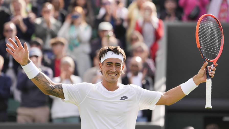 El argentino Comesaña da la gran sorpresa en Wimbledon y elimina a Rublev