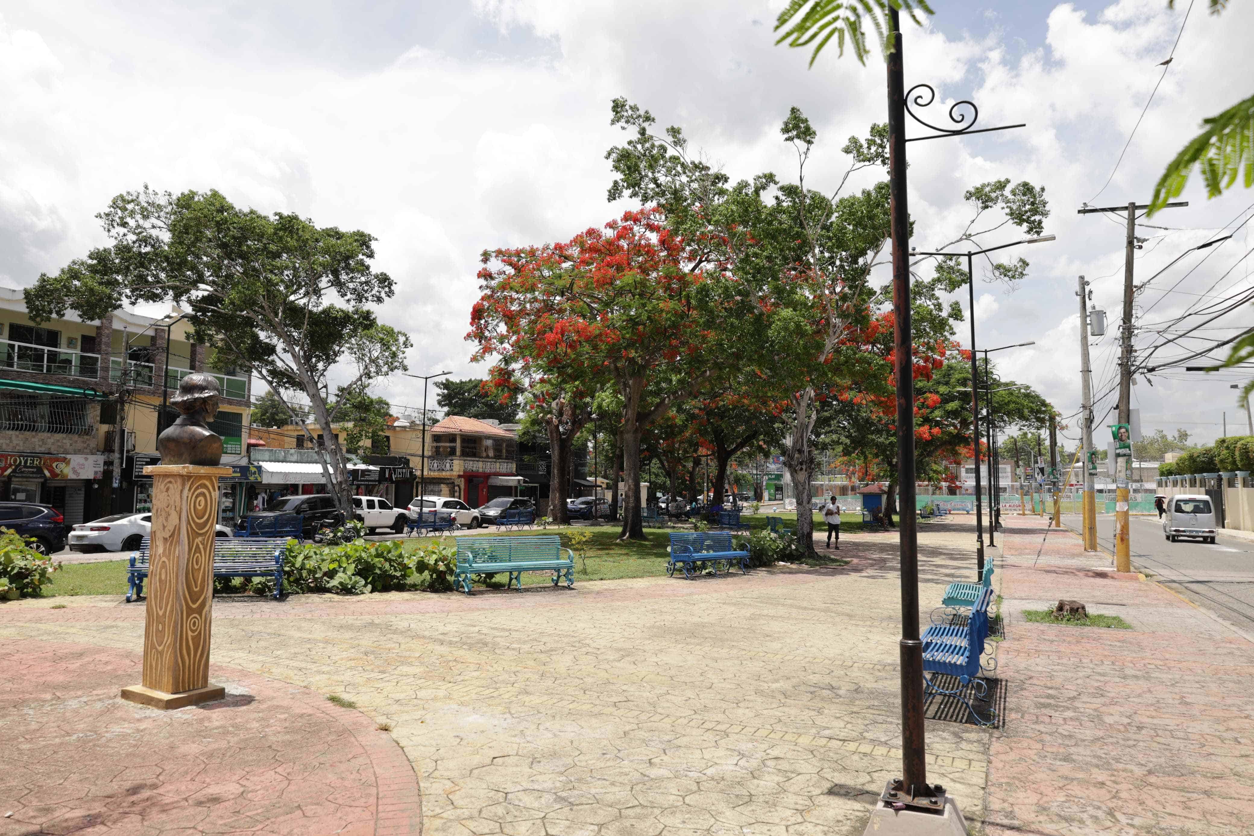 Un busto del patricio Juan Pablo Duarte y árboles de framboyán forman parte del parque.