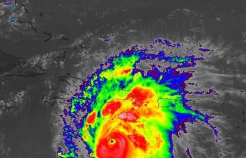 Durante su tránsito por el sur de RD, huracán Beryl baja a categoría 4 y sigue siendo peligroso