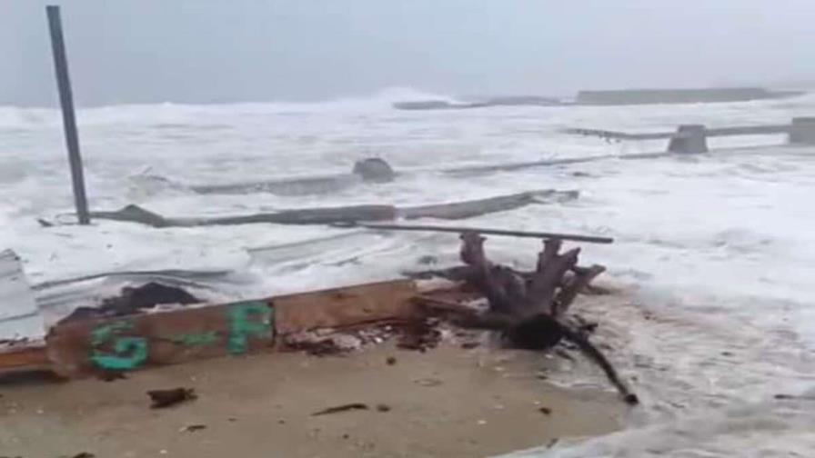 Fuertes oleajes en malecón de San Pedro de Macorís por efectos del huracán Beryl