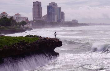 Oleaje en calma en costas del Malecón de Santo Domingo a horas de que Beryl cruce al sur de RD