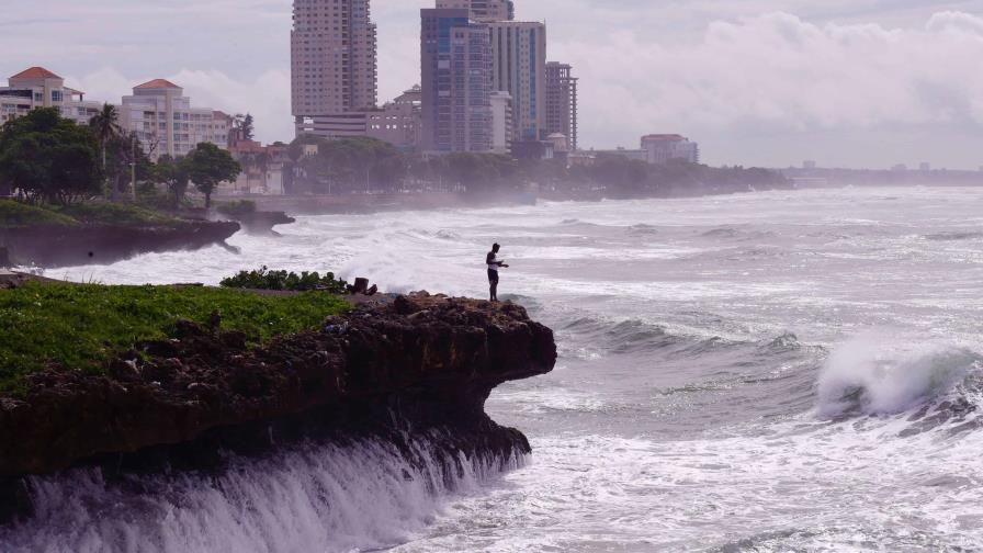 Oleaje en calma en costas del Malecón de Santo Domingo a horas de que Beryl cruce al sur de RD