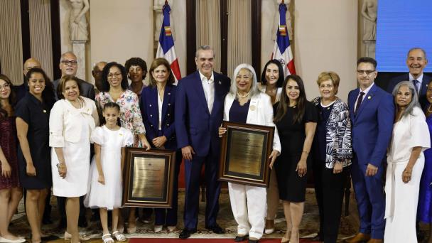 Premian con hasta RD$600 mil y diplomas a 15 maestros excelentes