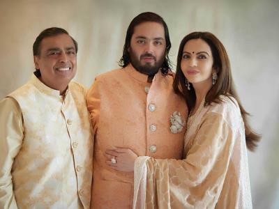 Magnate indio Mukesh Ambani organiza bodas a parejas pobres